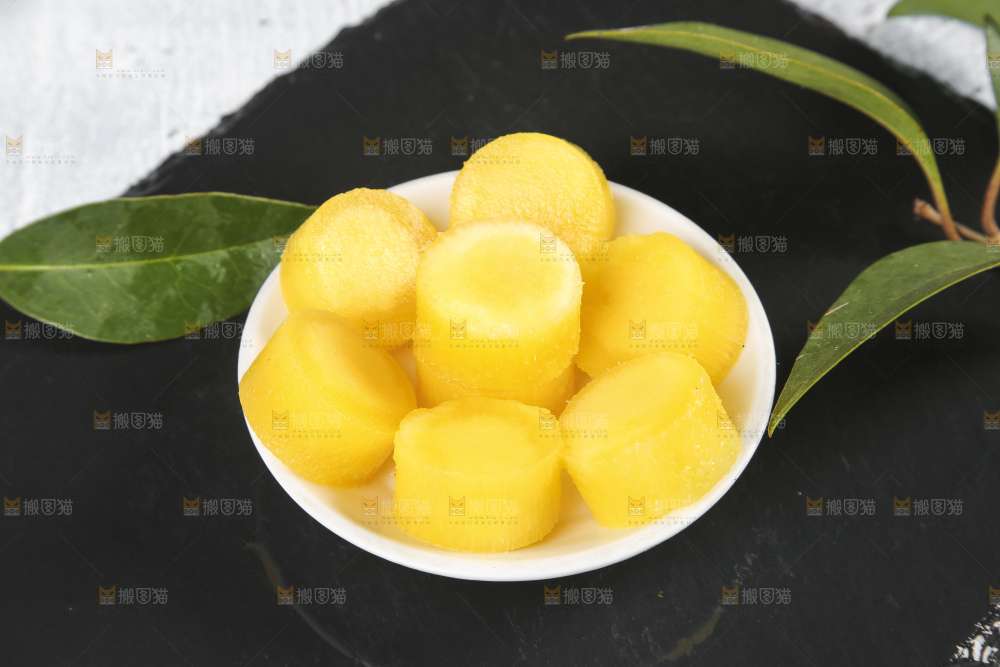 黑石板上放着一盘徐闻菠萝果肉