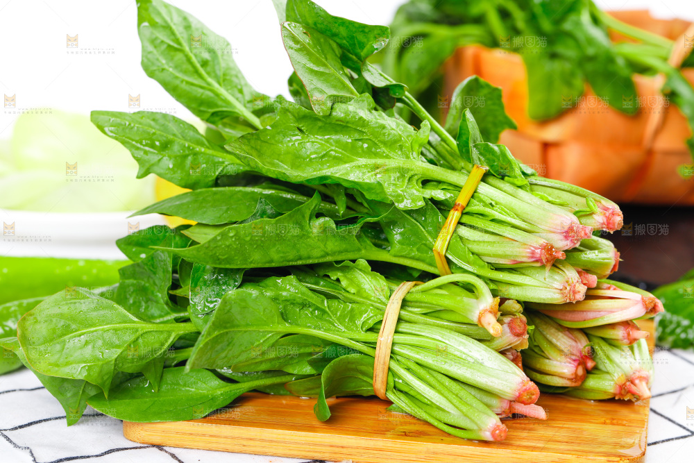 木板上放着菠菜