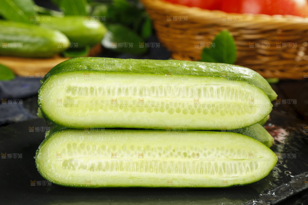 黑底上放着切开的山东水果黄瓜