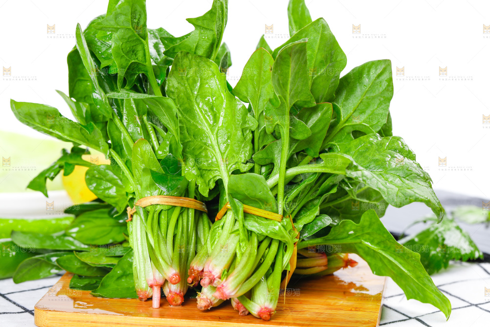 木板上放着菠菜