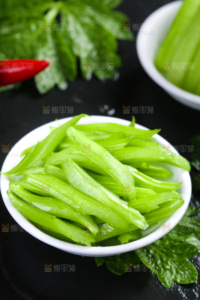 碟子装着切好的芹菜