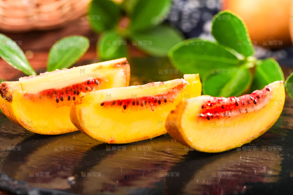 黑石板上放着切块的红心猕猴桃