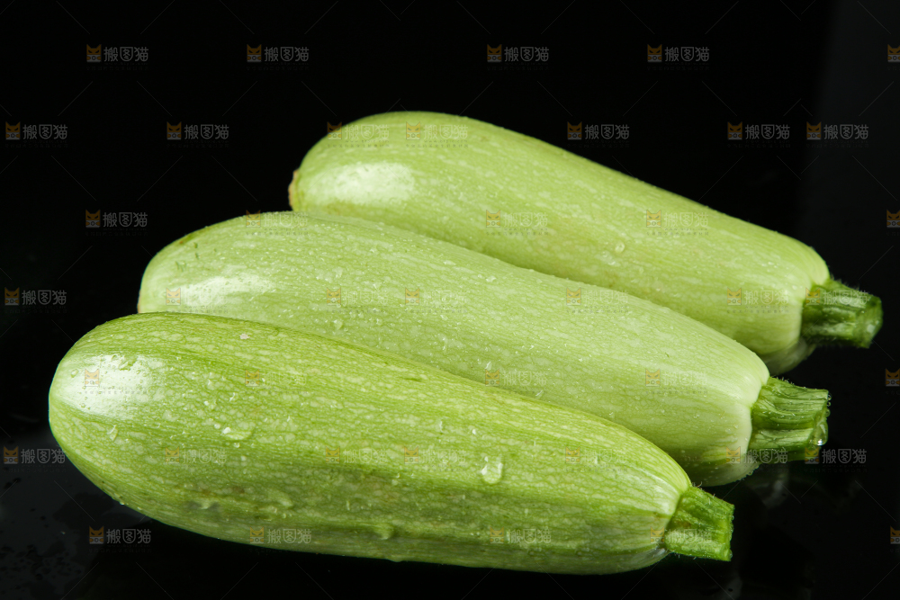 黑底上摆放着西葫芦