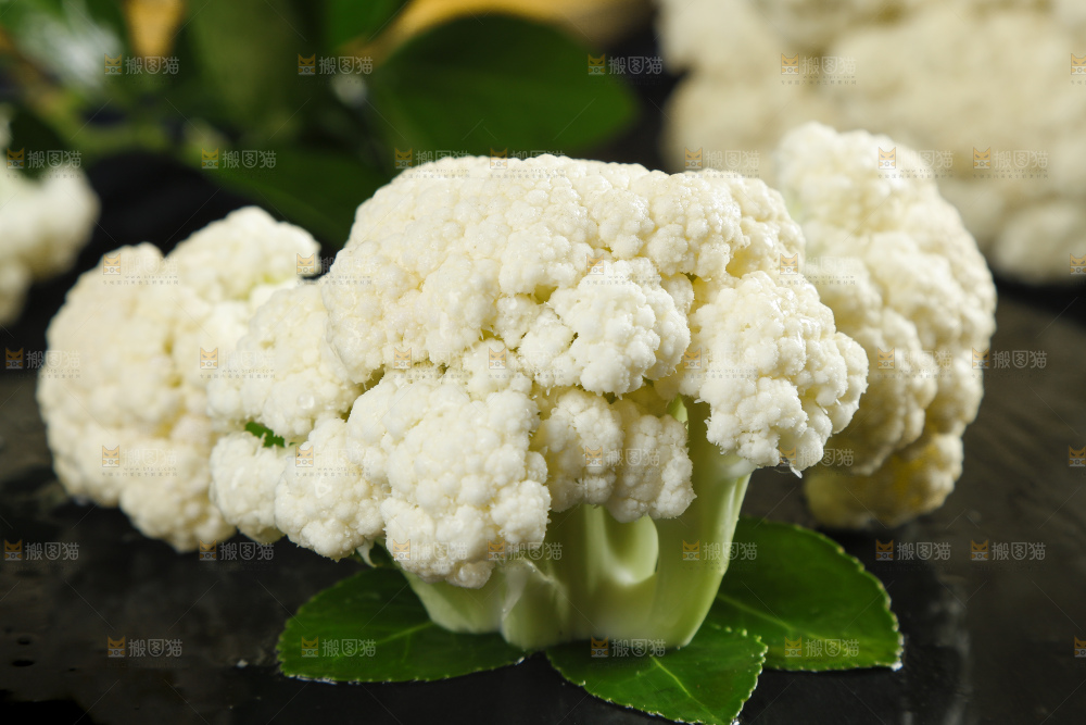 黑石板上的新鲜散菜花