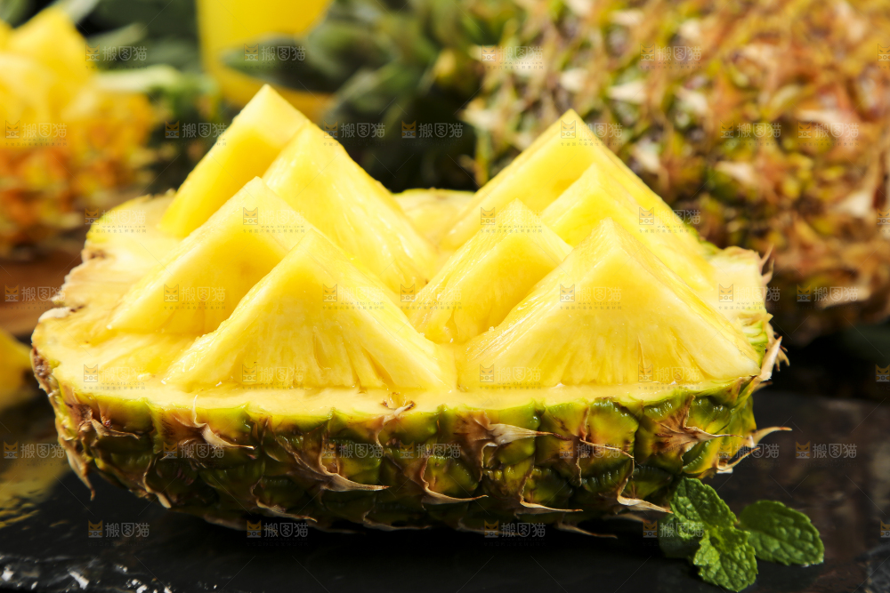 黑底上的凤梨