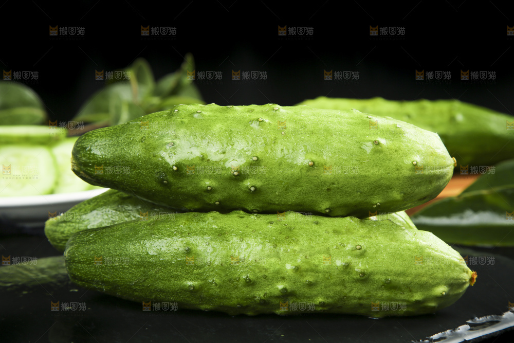 黑石板上的新鲜旱黄瓜
