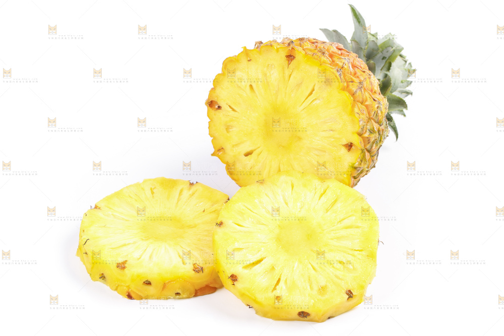 白底上放着新鲜的凤梨果肉