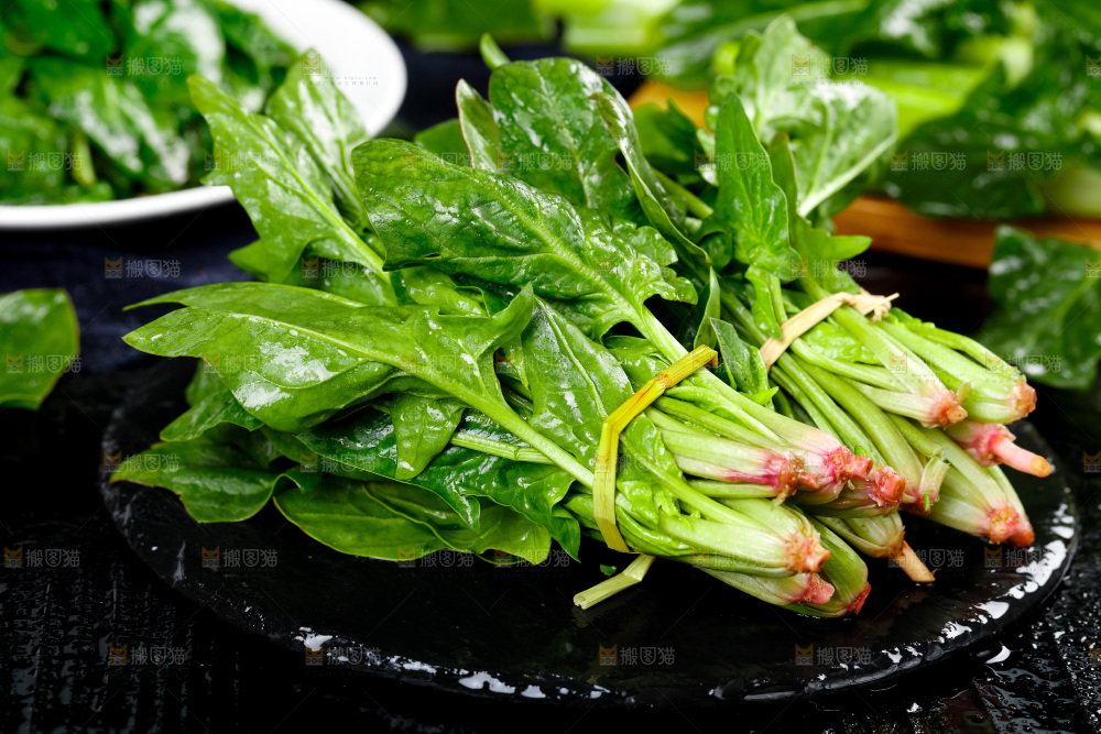 石板上的菠菜