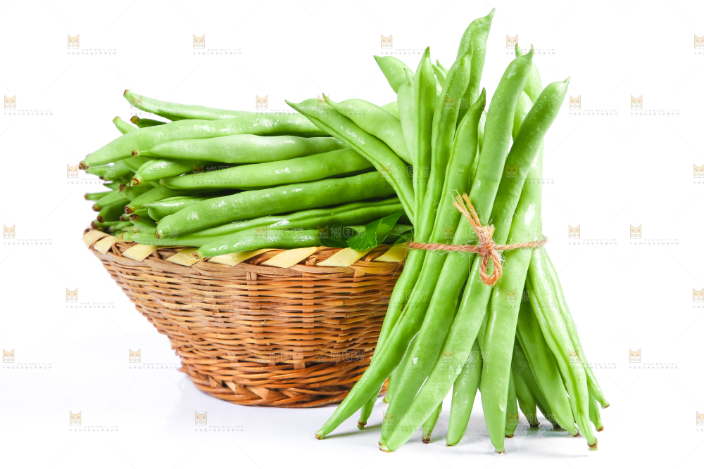 一筐广西四季豆放在白底上