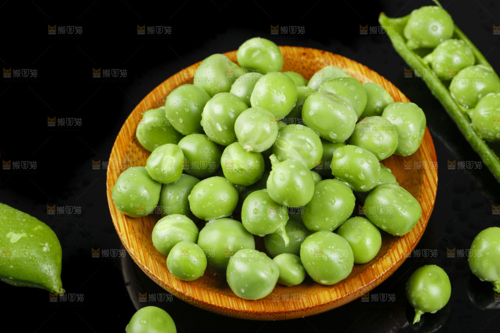 深底上放着豌豆