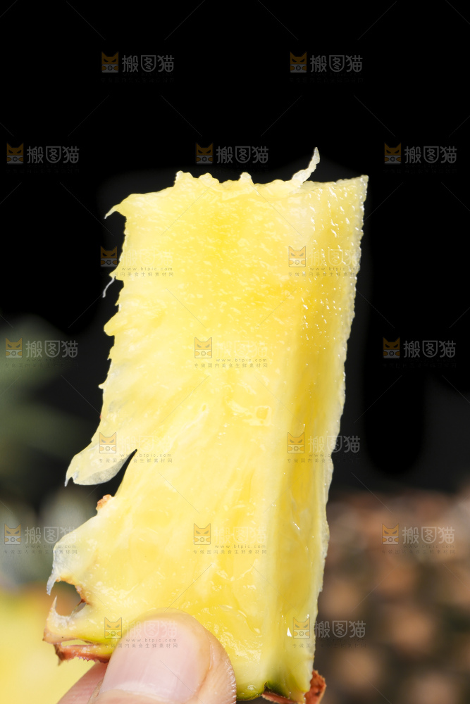 手拿海南金钻凤梨果肉