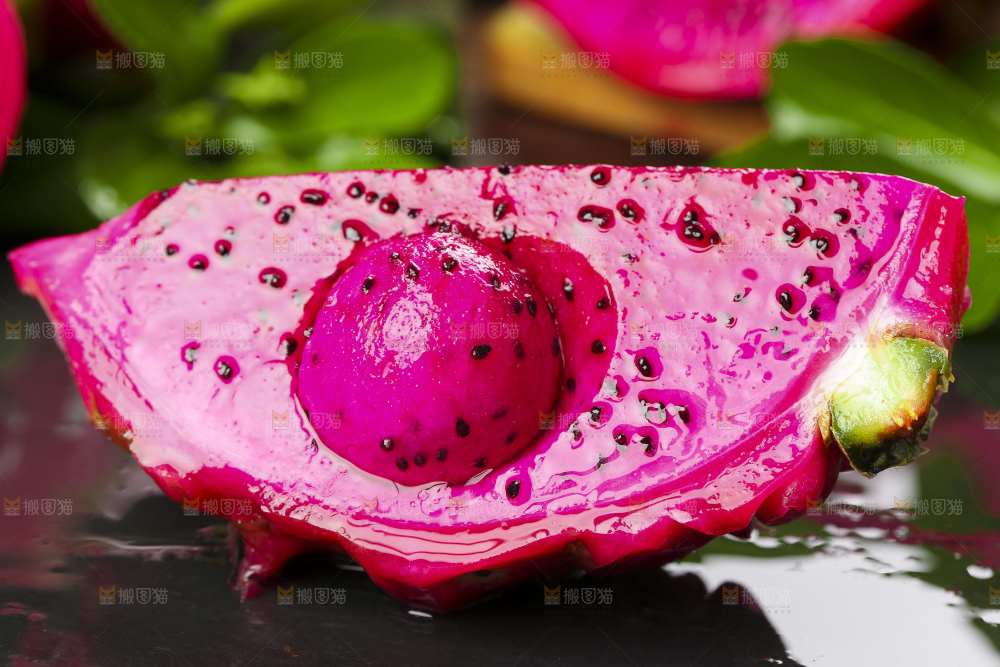 黑底上放着金都一号火龙果果肉