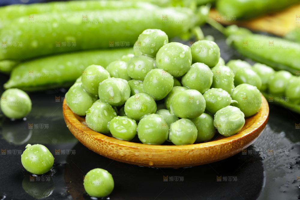 黑石板上堆放着甜豌豆