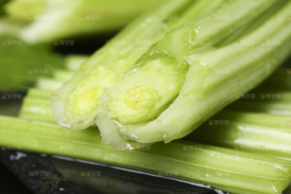黑石板上的芹菜