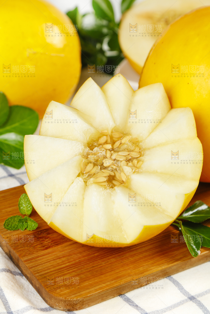 木板上放着切开的陕西黄河蜜瓜