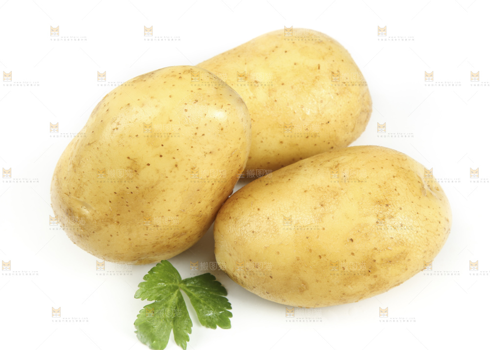 白底上放着土豆