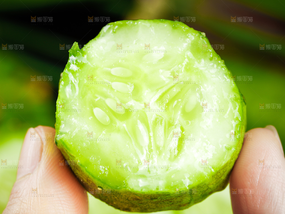 黑底上摆放着青瓜