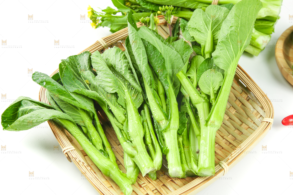 篮子里放着青菜薹
