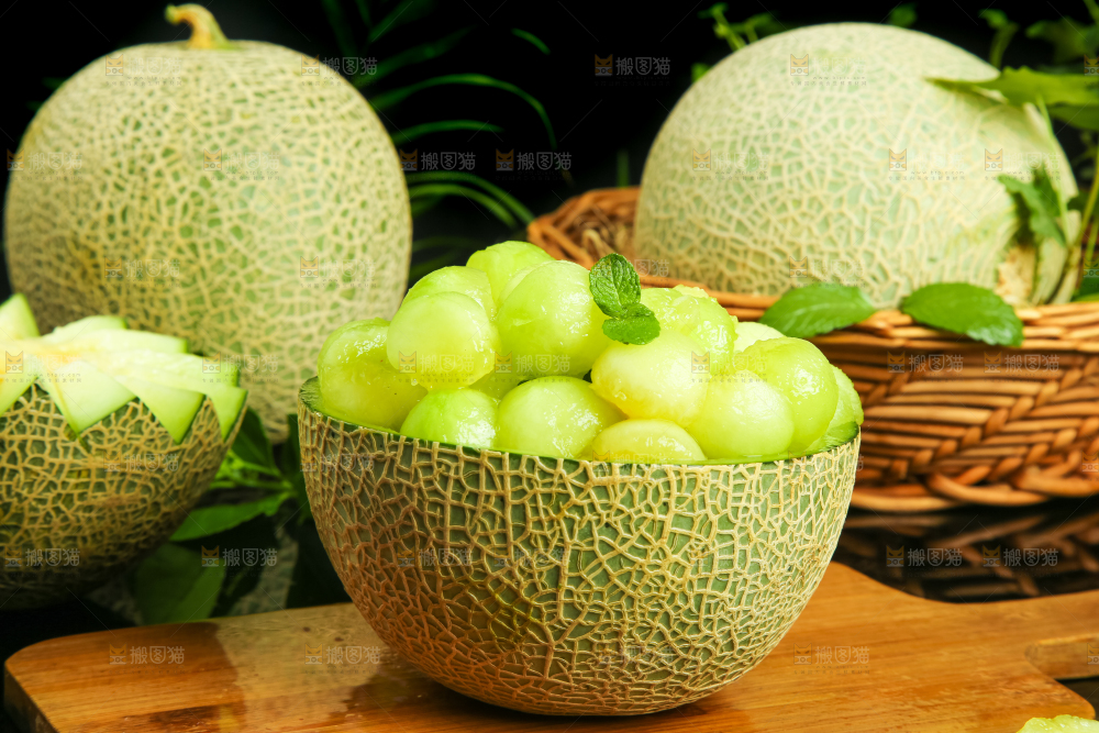 木底上放着山东网纹瓜果肉