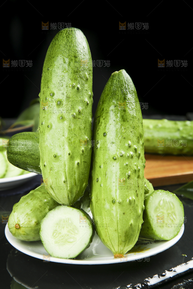 黑石板上放着一盘切开的山东旱黄瓜