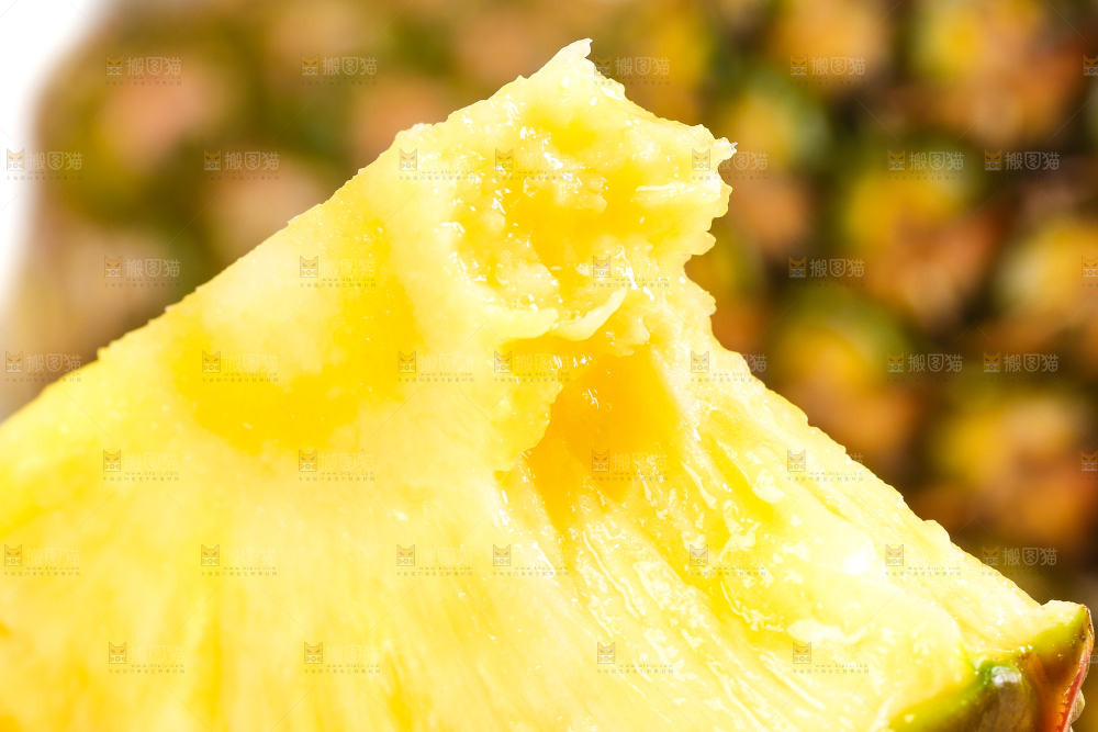 切开的新鲜凤梨