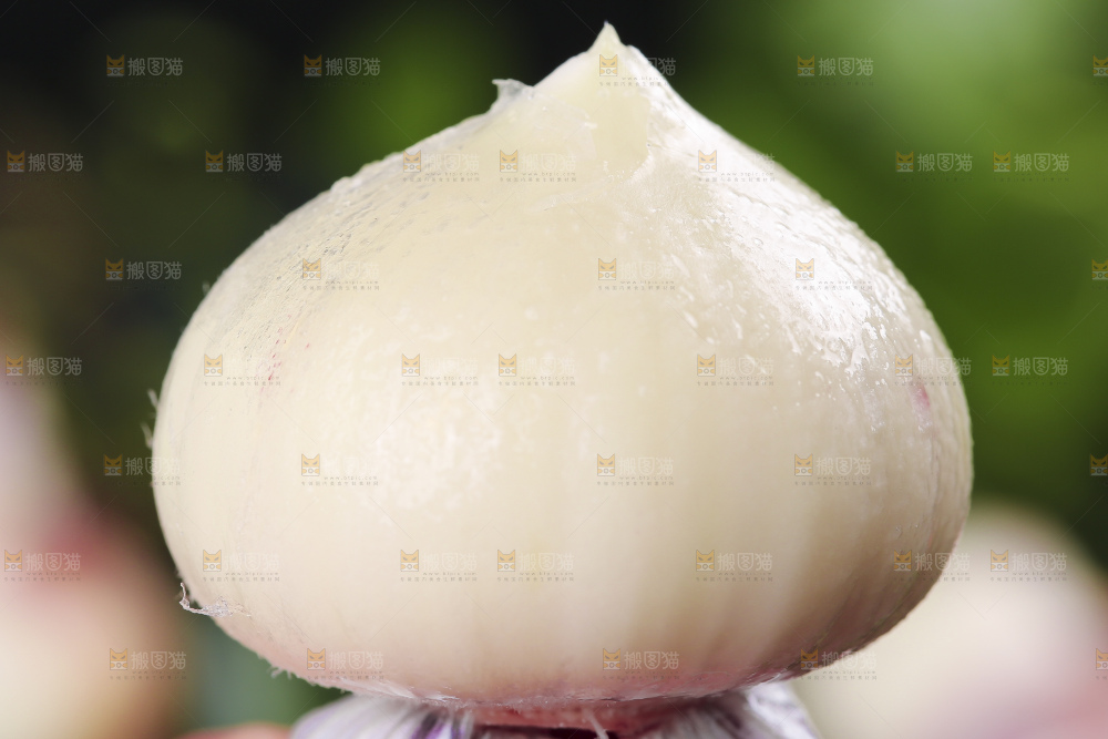 黑底上放着剥皮的独蒜头