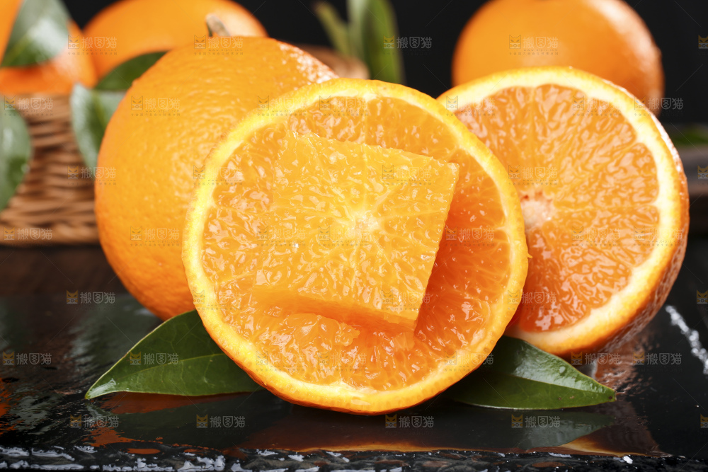 黑石板上放切开的四川青见柑橘