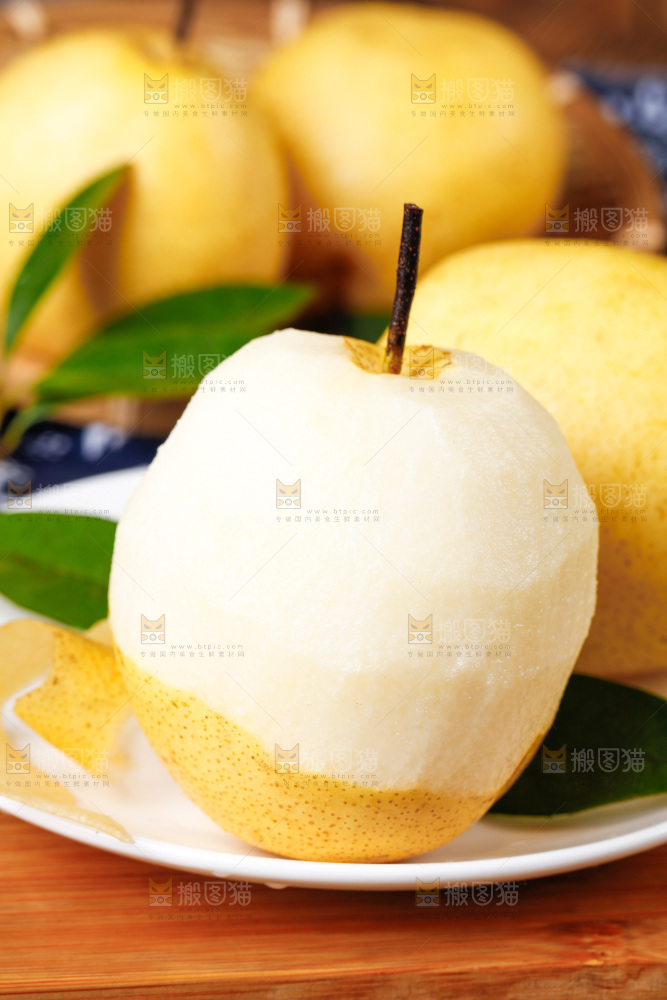 木板上放着冰糖梨