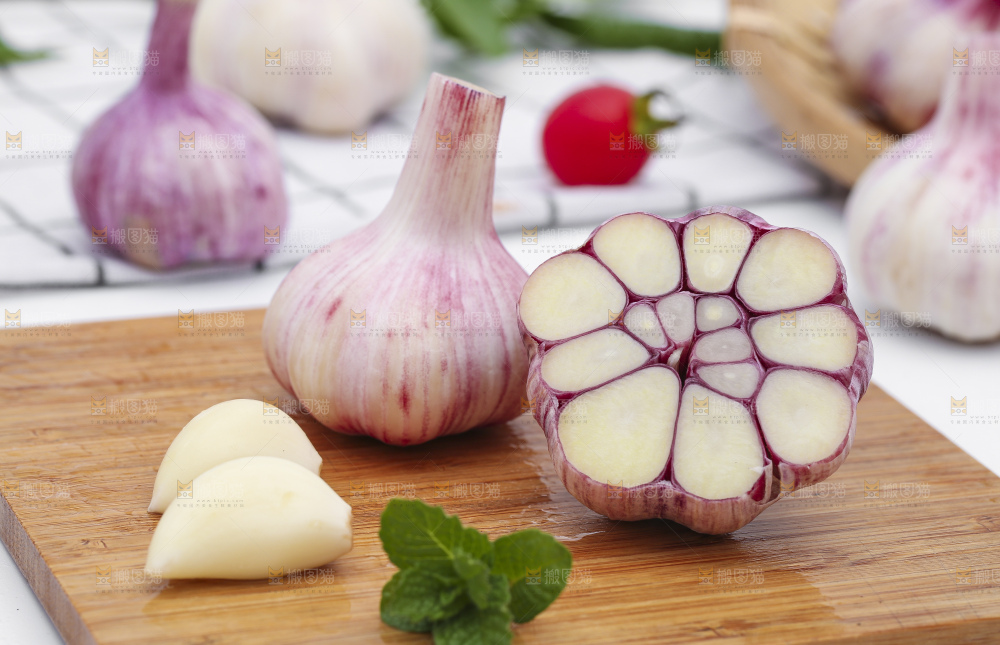 浅底上放着新鲜山东紫皮大蒜头