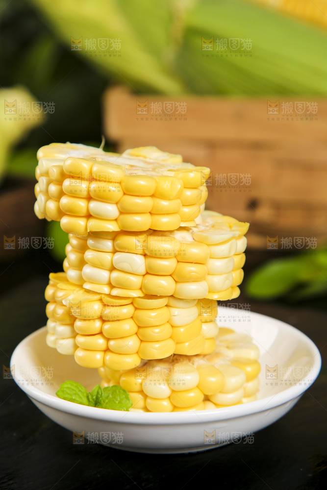 碟子里放着切块的甜玉米