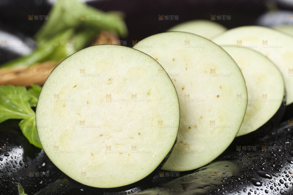 一堆切块的紫茄子