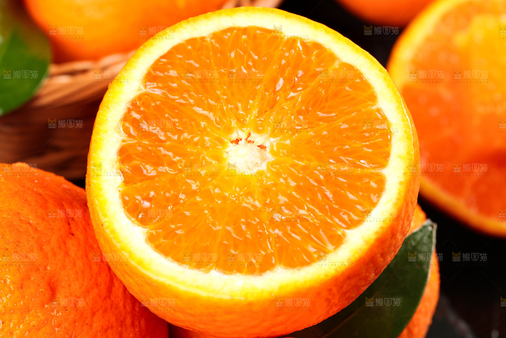 黑石板上摆放着青见柑橘