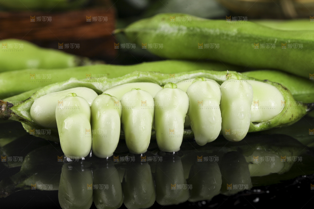 深底上放着新鲜兰花豆