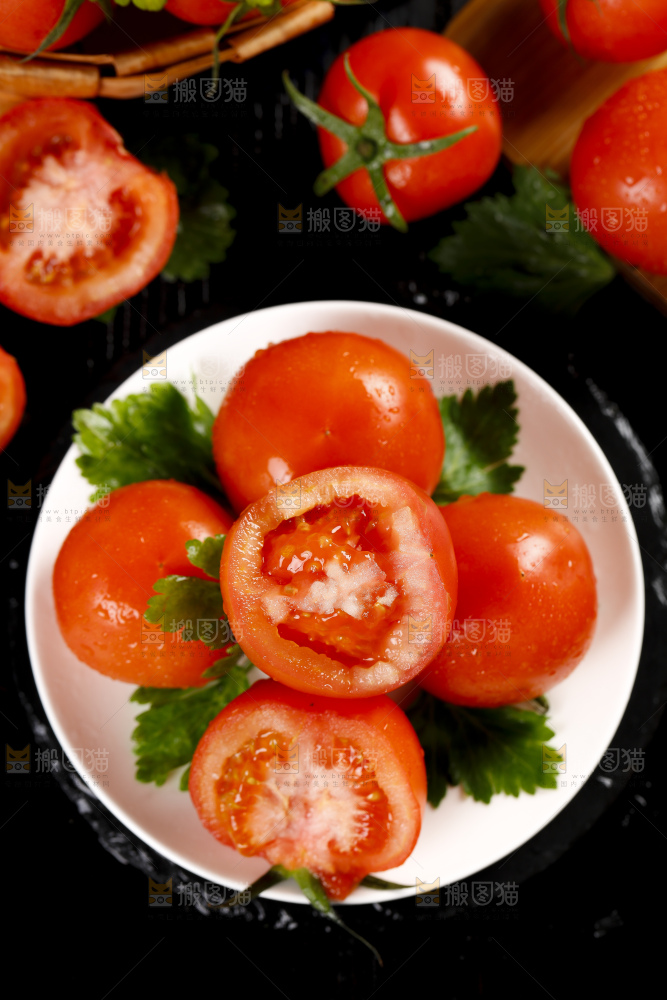 碟子里装着西红柿