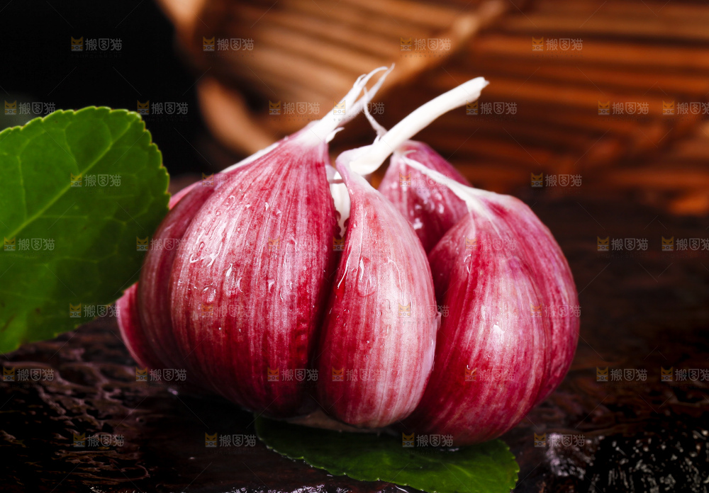 深底上放着云南新鲜紫皮大蒜