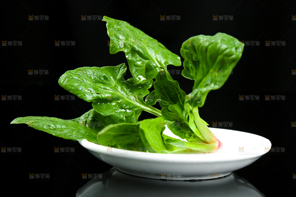 黑底上放着菠菜