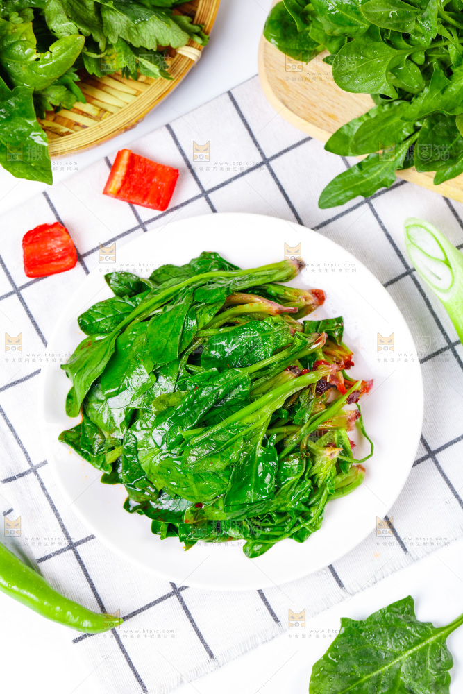 格子底上放着一盘菠菜