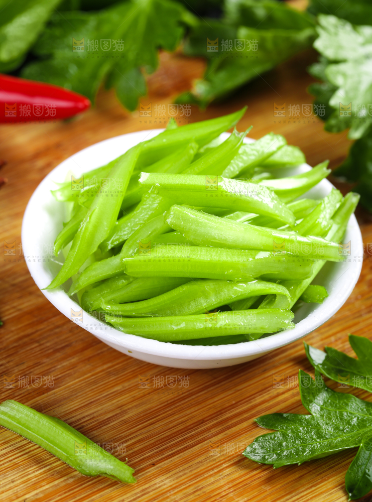 碟子装着切好的芹菜