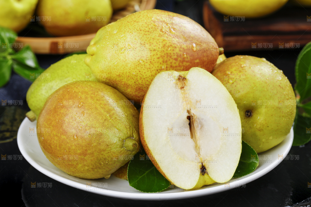 石板上放着一盘切开的小香梨