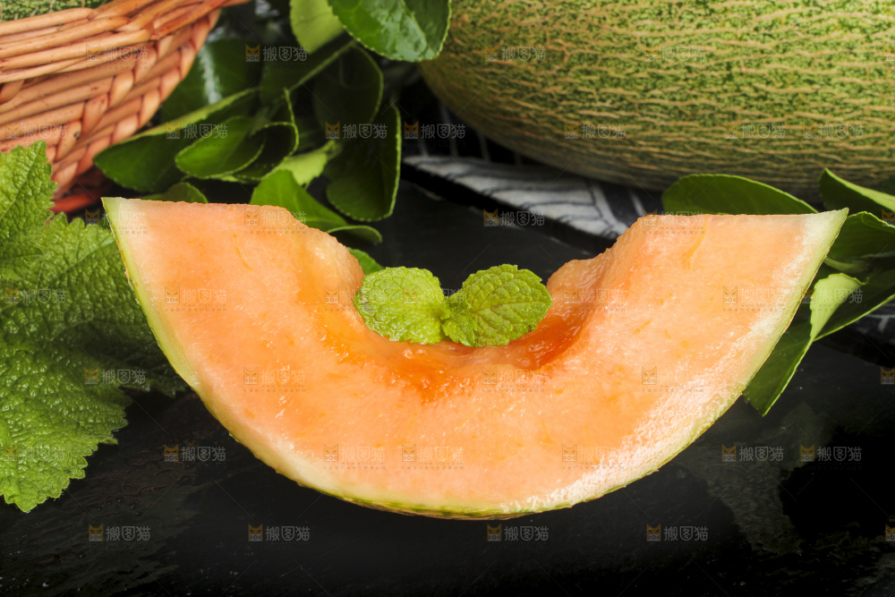 深底上放着切开的新疆哈密瓜