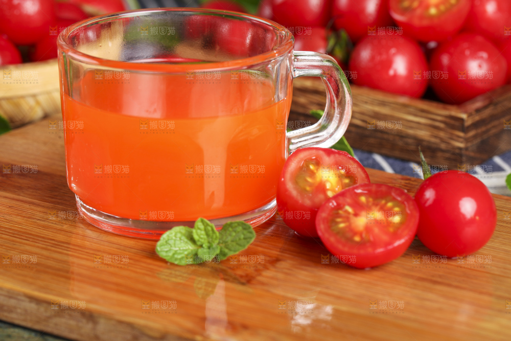 深底上放着釜山新鲜圣女果