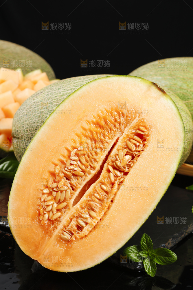 深底上放着切开的西州蜜25号