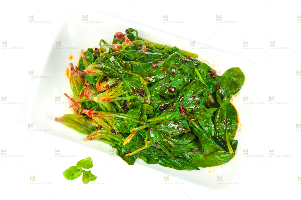 白底上放着一盘凉拌菠菜