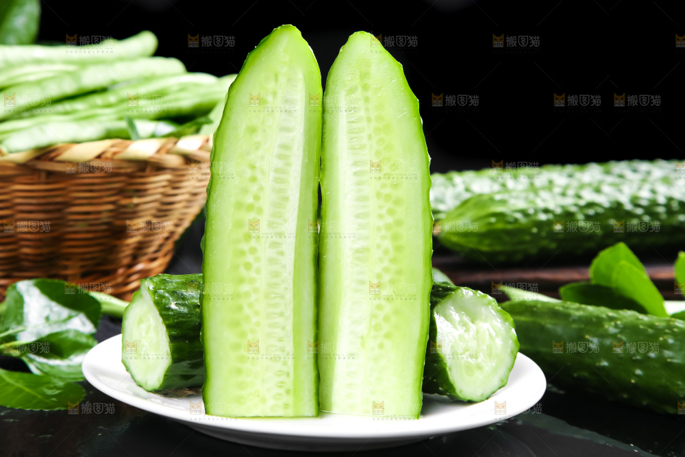 黑石板上放着一盘切开的山东青黄瓜