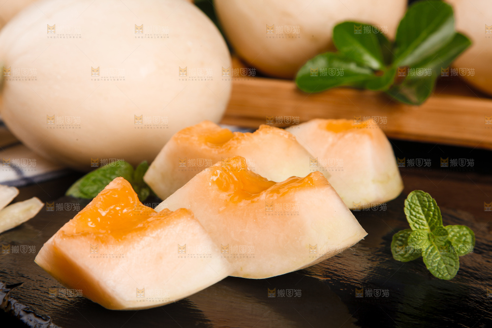 黑石板上放着切开的阎良小甜瓜