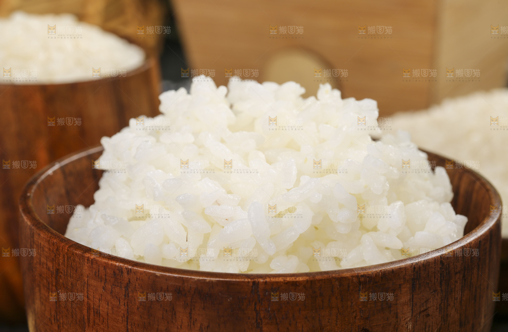 深底上放着一碗米饭
