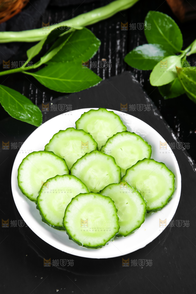 黑石板上放着一盘切开的山东青黄瓜