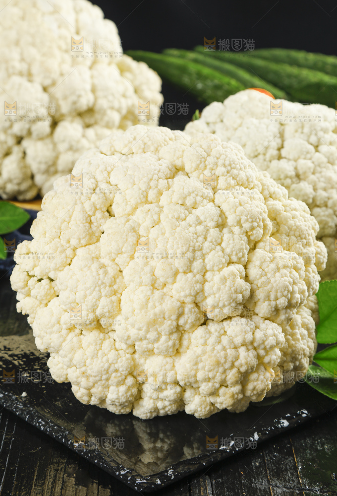 深底上放着新鲜的山东花椰菜