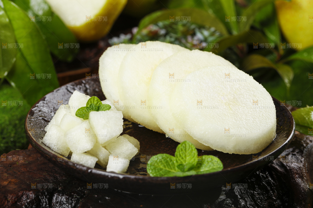 深底上放着一盘红香酥梨
