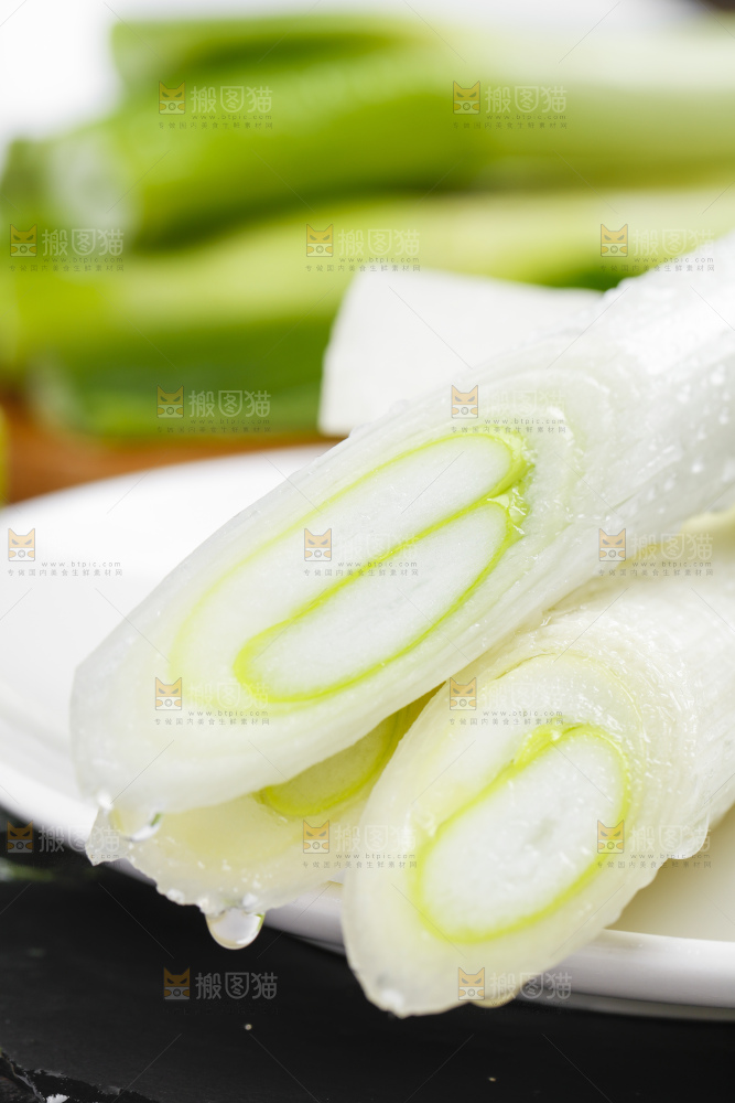 碟子里的新鲜大葱